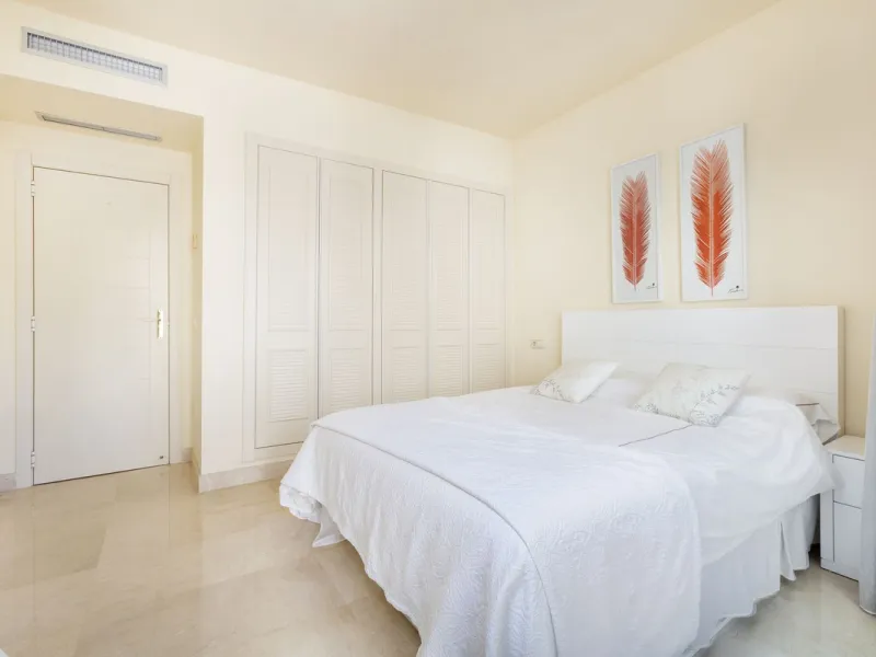 Beautiful duplex penthouse located in Atalaya which commands stunning panoramic views of the Mediterranean & La Concha mountain.