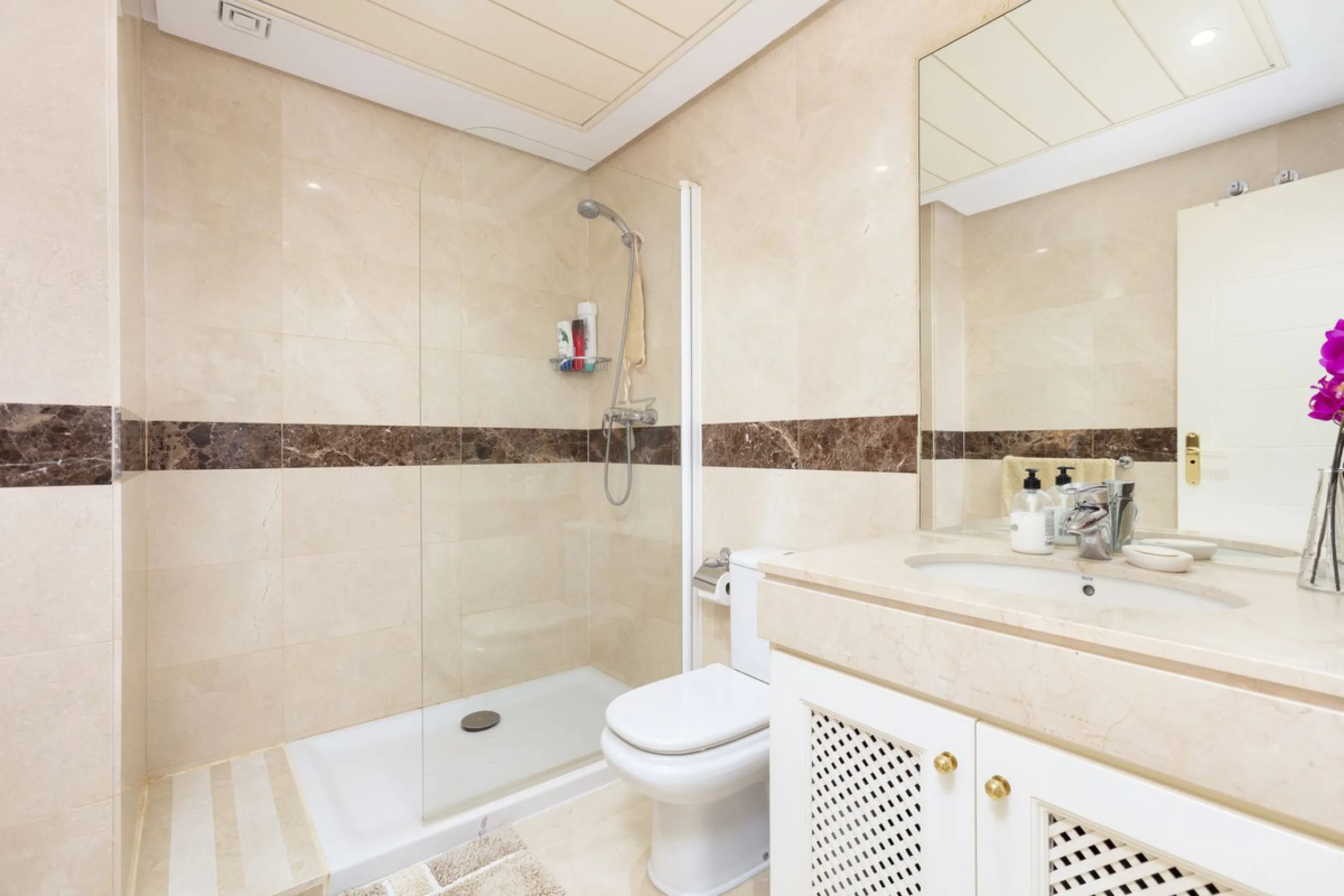 Beautiful duplex penthouse located in Atalaya which commands stunning panoramic views of the Mediterranean & La Concha mountain.