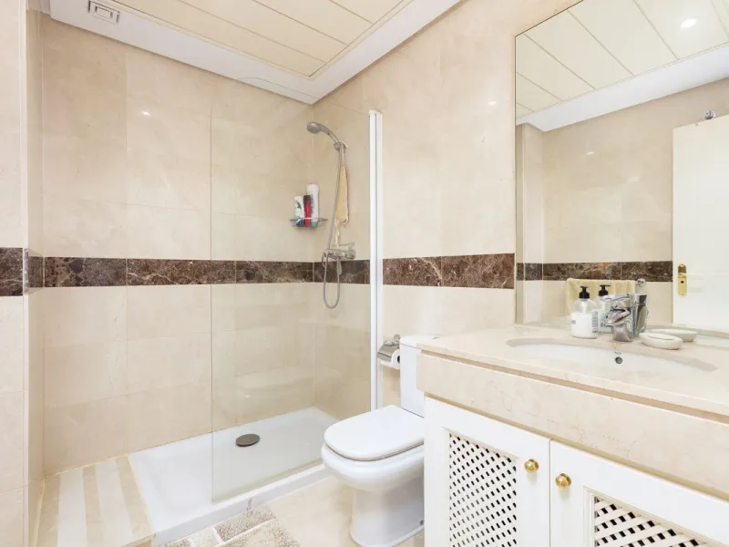 Beautiful duplex penthouse located in Atalaya which commands stunning panoramic views of the Mediterranean & La Concha mountain.