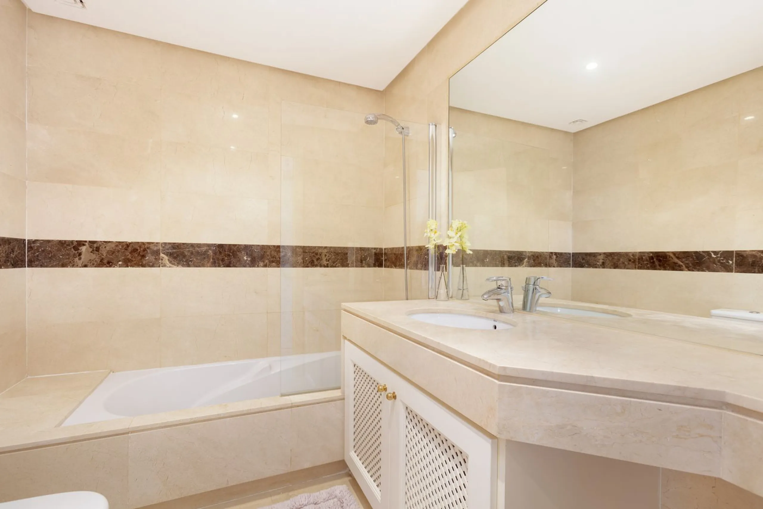 Beautiful duplex penthouse located in Atalaya which commands stunning panoramic views of the Mediterranean & La Concha mountain.