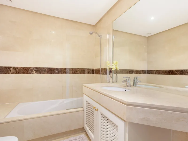 Beautiful duplex penthouse located in Atalaya which commands stunning panoramic views of the Mediterranean & La Concha mountain.