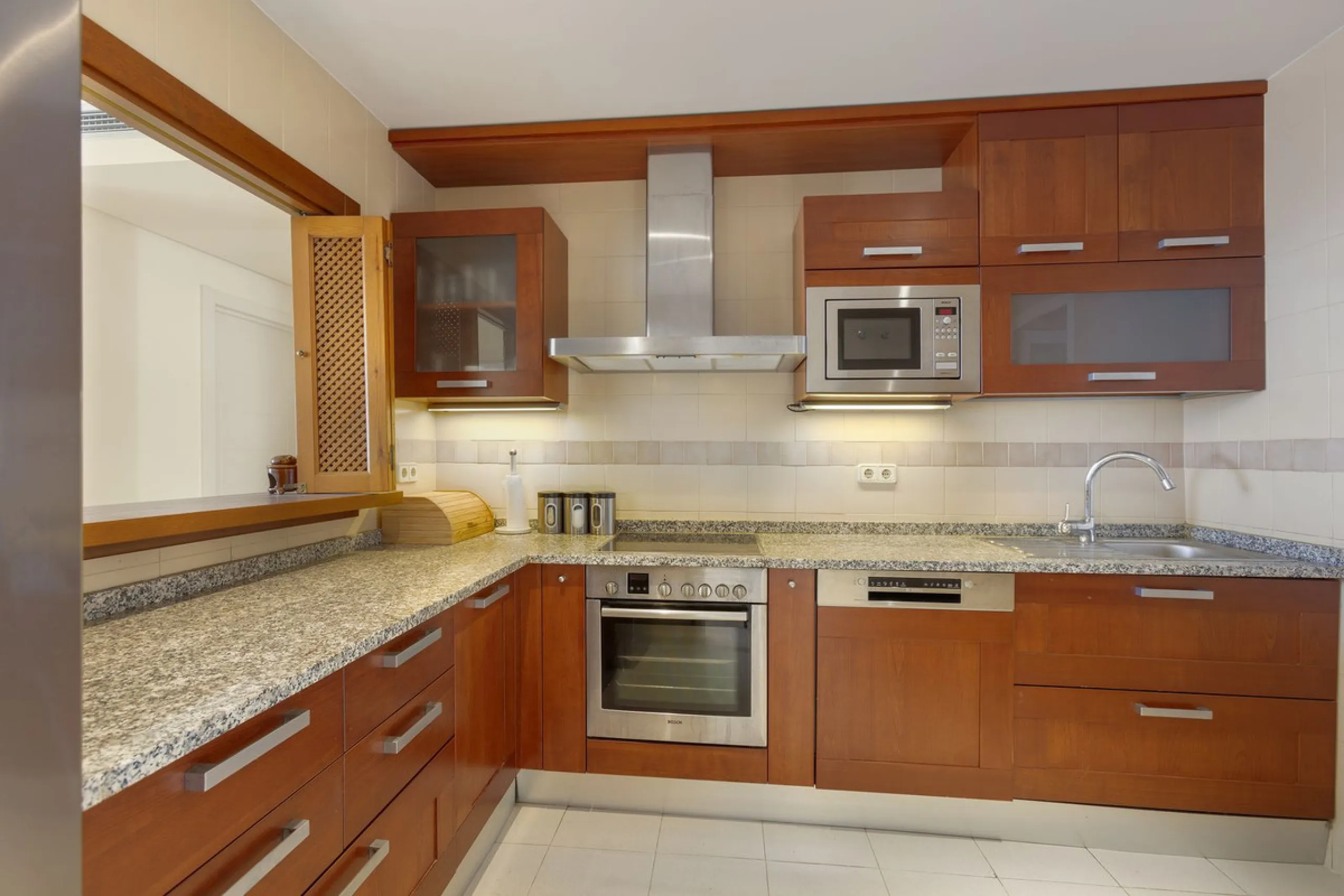 Beautiful duplex penthouse located in Atalaya which commands stunning panoramic views of the Mediterranean & La Concha mountain.