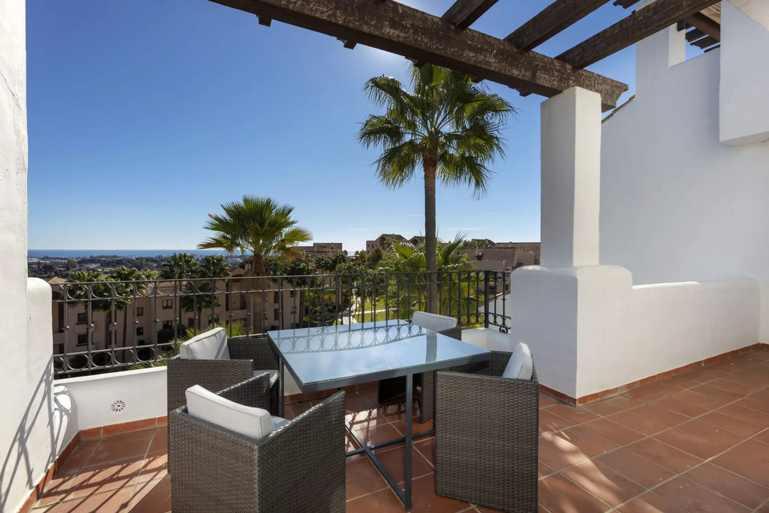 Beautiful duplex penthouse located in Atalaya which commands stunning panoramic views of the Mediterranean & La Concha mountain.