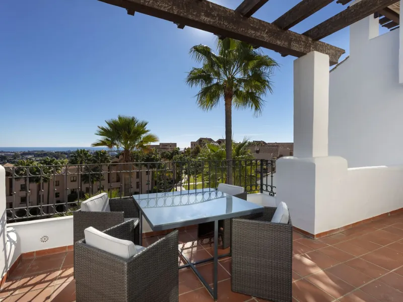 Beautiful duplex penthouse located in Atalaya which commands stunning panoramic views of the Mediterranean & La Concha mountain.