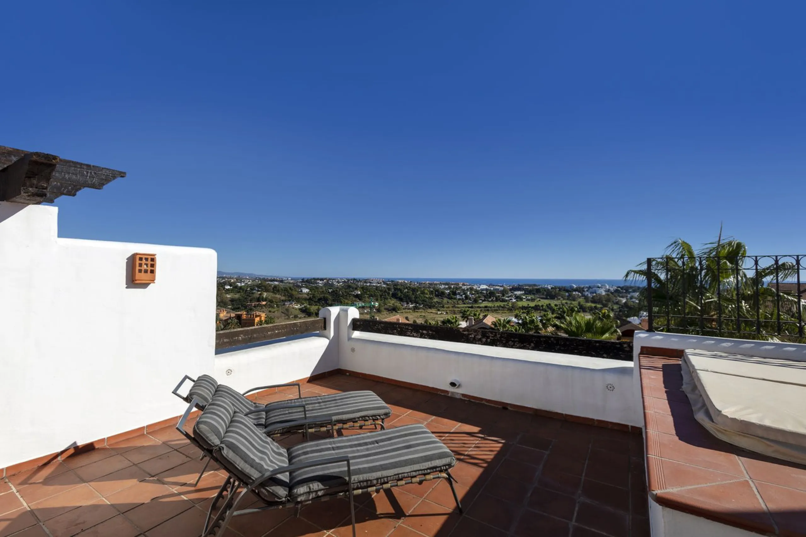 Beautiful duplex penthouse located in Atalaya which commands stunning panoramic views of the Mediterranean & La Concha mountain.