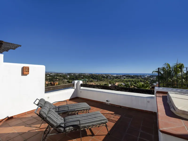 Beautiful duplex penthouse located in Atalaya which commands stunning panoramic views of the Mediterranean & La Concha mountain.
