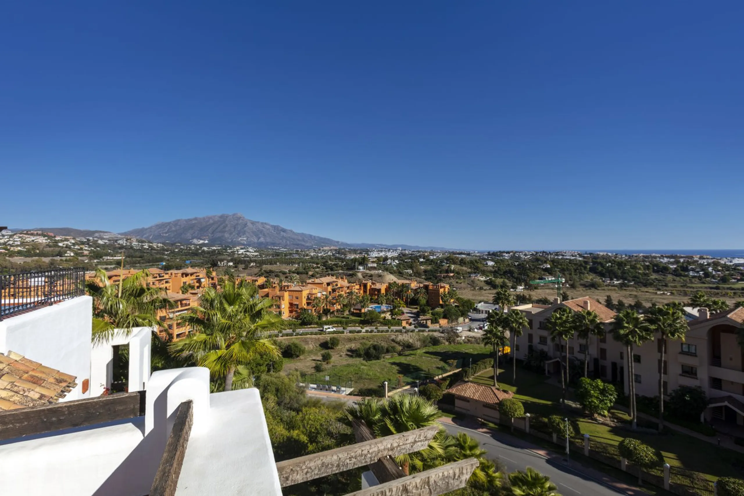 Beautiful duplex penthouse located in Atalaya which commands stunning panoramic views of the Mediterranean & La Concha mountain.