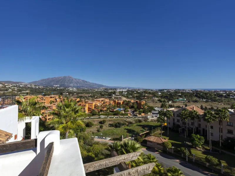 Beautiful duplex penthouse located in Atalaya which commands stunning panoramic views of the Mediterranean & La Concha mountain.