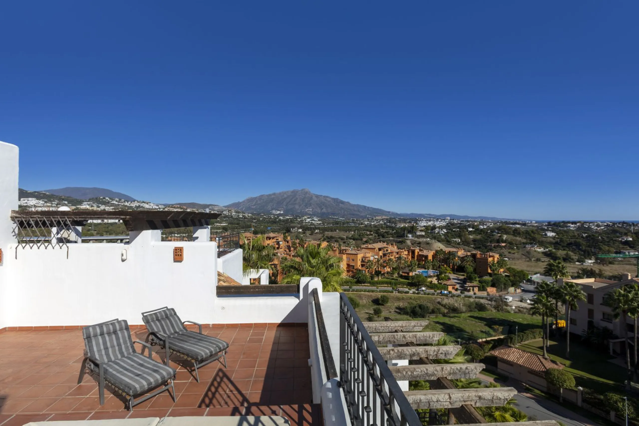 Beautiful duplex penthouse located in Atalaya which commands stunning panoramic views of the Mediterranean & La Concha mountain.