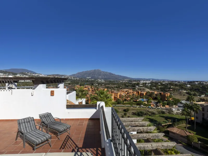 Beautiful duplex penthouse located in Atalaya which commands stunning panoramic views of the Mediterranean & La Concha mountain.