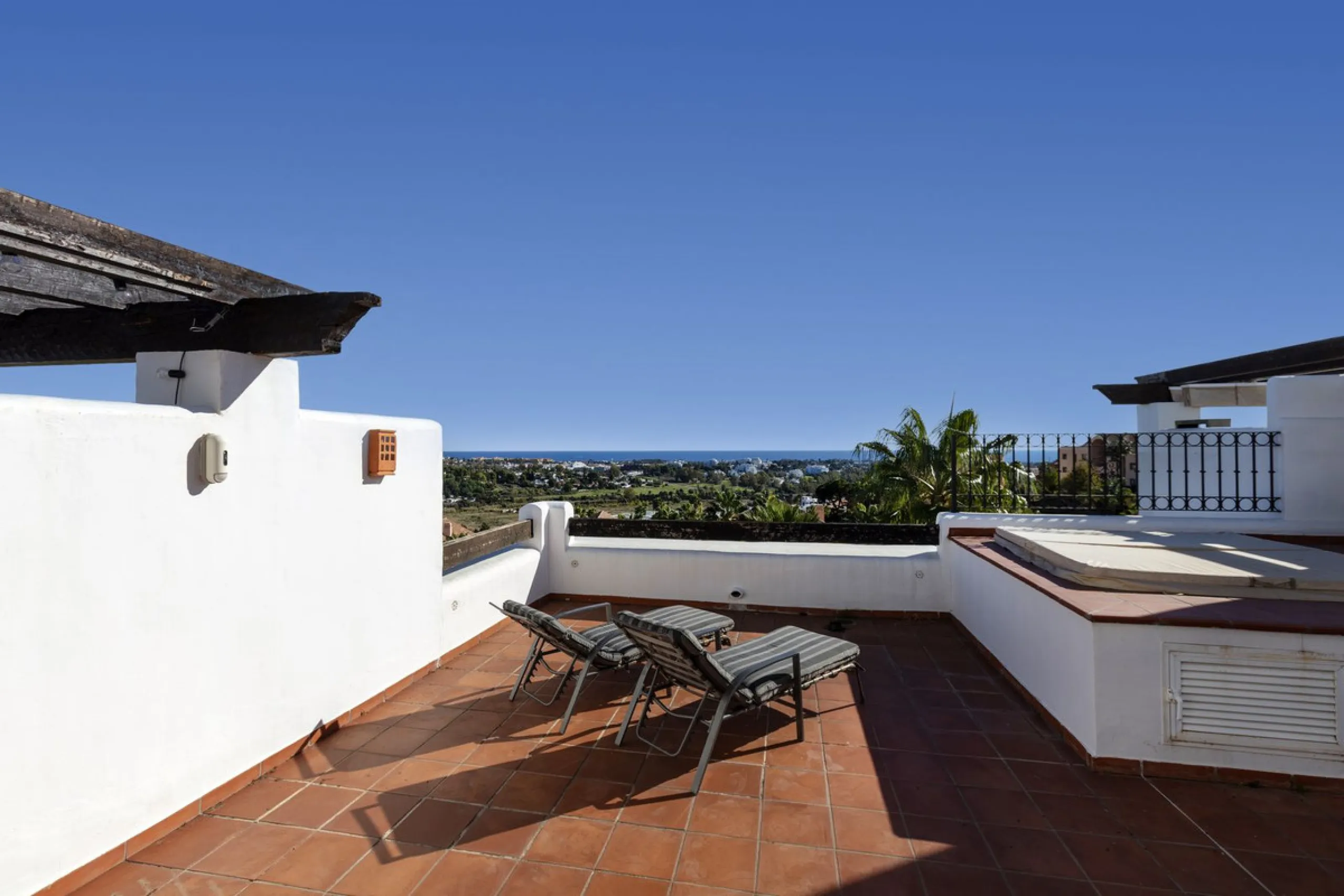 Beautiful duplex penthouse located in Atalaya which commands stunning panoramic views of the Mediterranean & La Concha mountain.