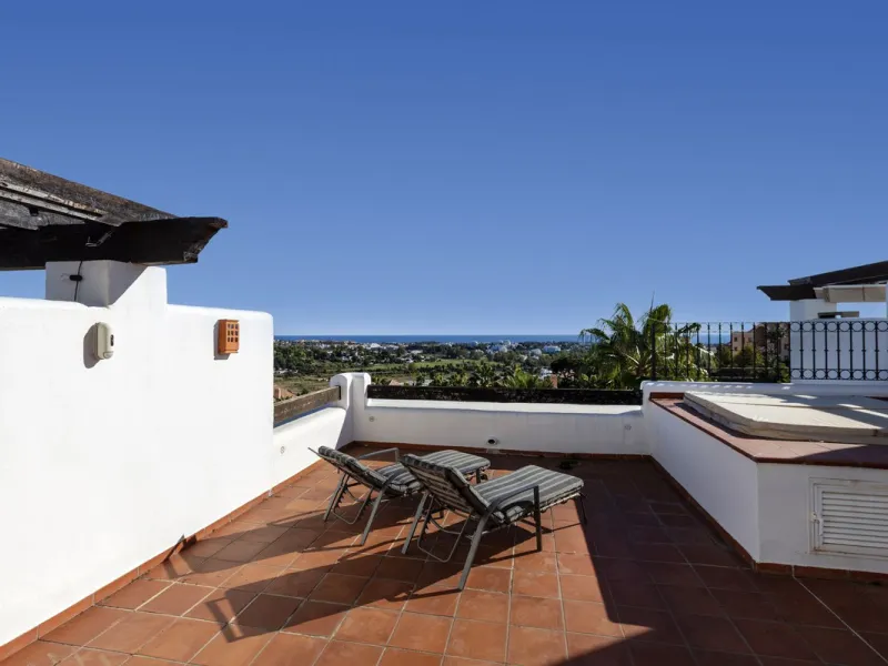 Beautiful duplex penthouse located in Atalaya which commands stunning panoramic views of the Mediterranean & La Concha mountain.