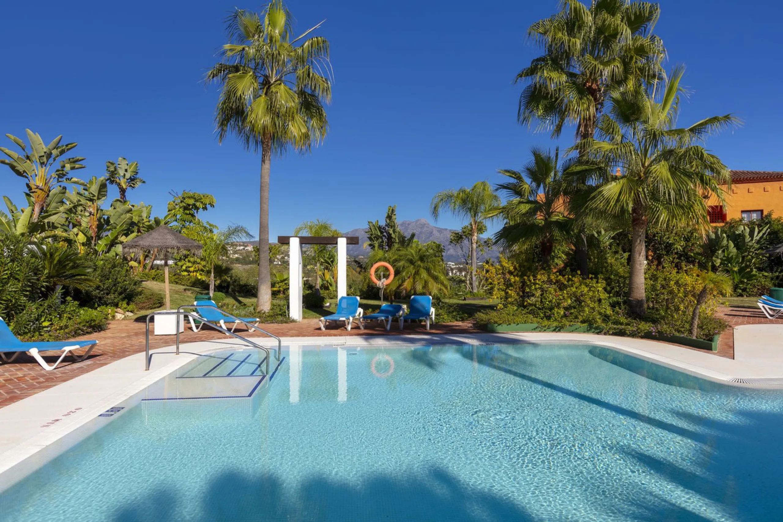 Beautiful duplex penthouse located in Atalaya which commands stunning panoramic views of the Mediterranean & La Concha mountain.
