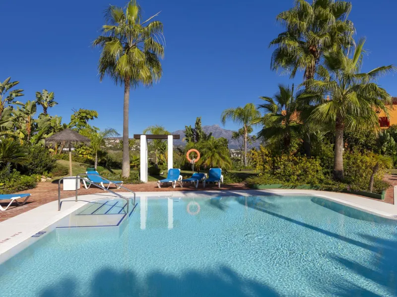Beautiful duplex penthouse located in Atalaya which commands stunning panoramic views of the Mediterranean & La Concha mountain.