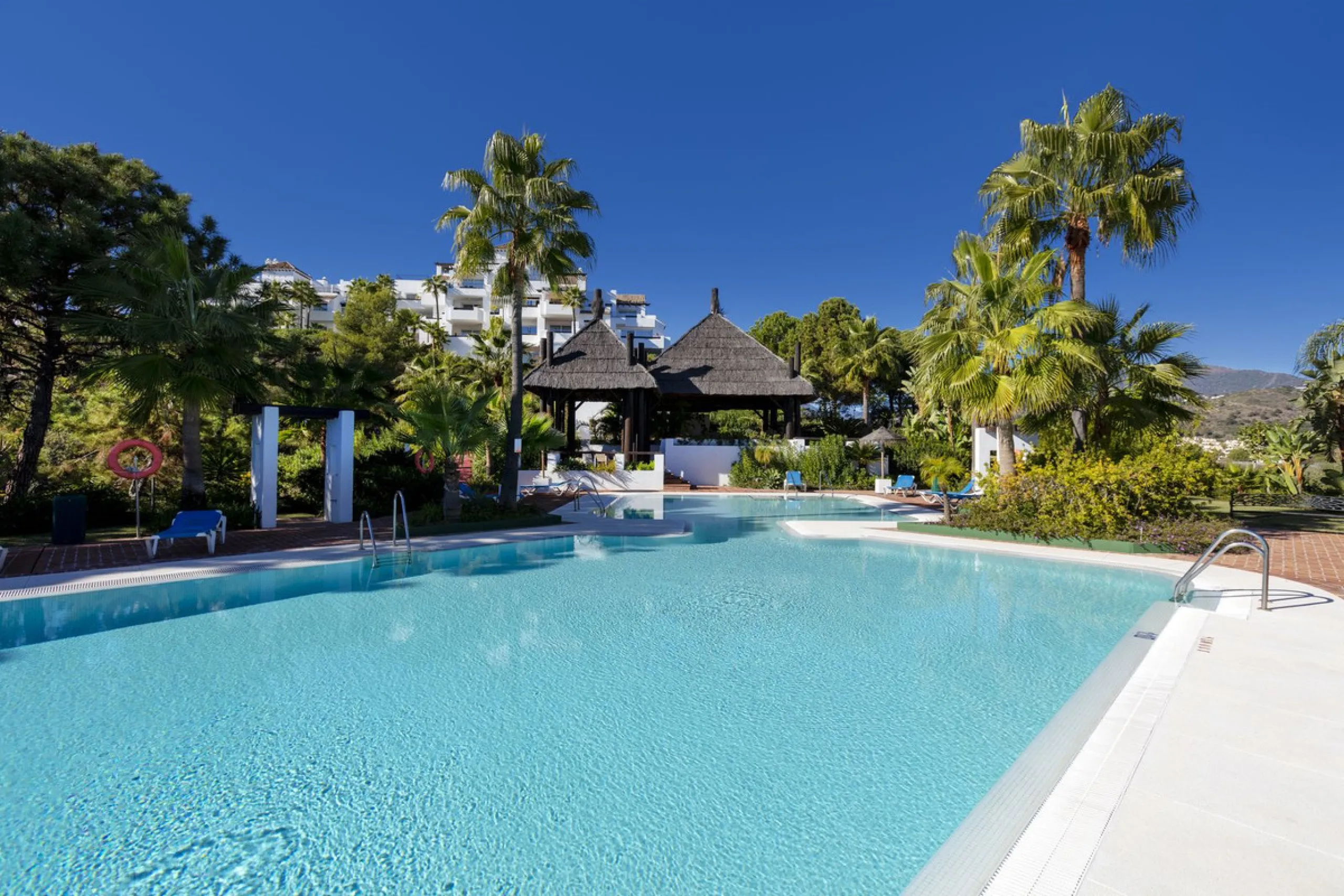 Beautiful duplex penthouse located in Atalaya which commands stunning panoramic views of the Mediterranean & La Concha mountain.
