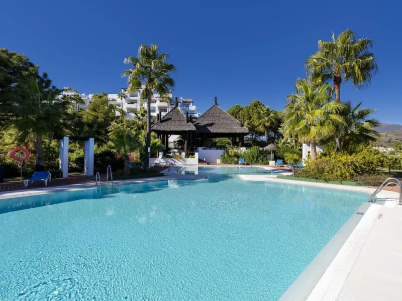 Beautiful duplex penthouse located in Atalaya which commands stunning panoramic views of the Mediterranean & La Concha mountain.