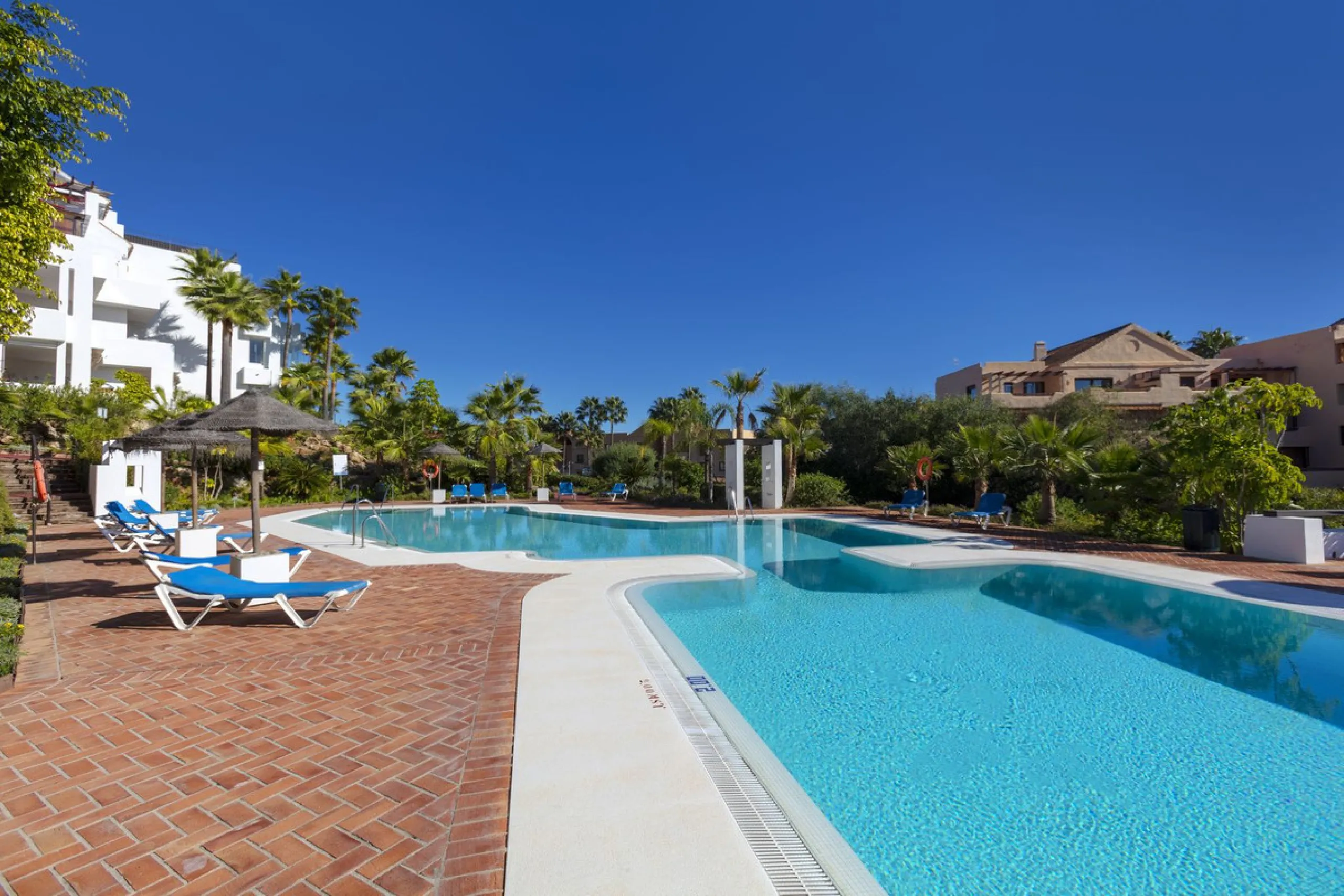 Beautiful duplex penthouse located in Atalaya which commands stunning panoramic views of the Mediterranean & La Concha mountain.