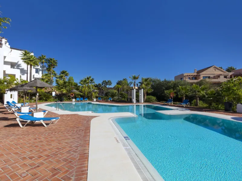 Beautiful duplex penthouse located in Atalaya which commands stunning panoramic views of the Mediterranean & La Concha mountain.