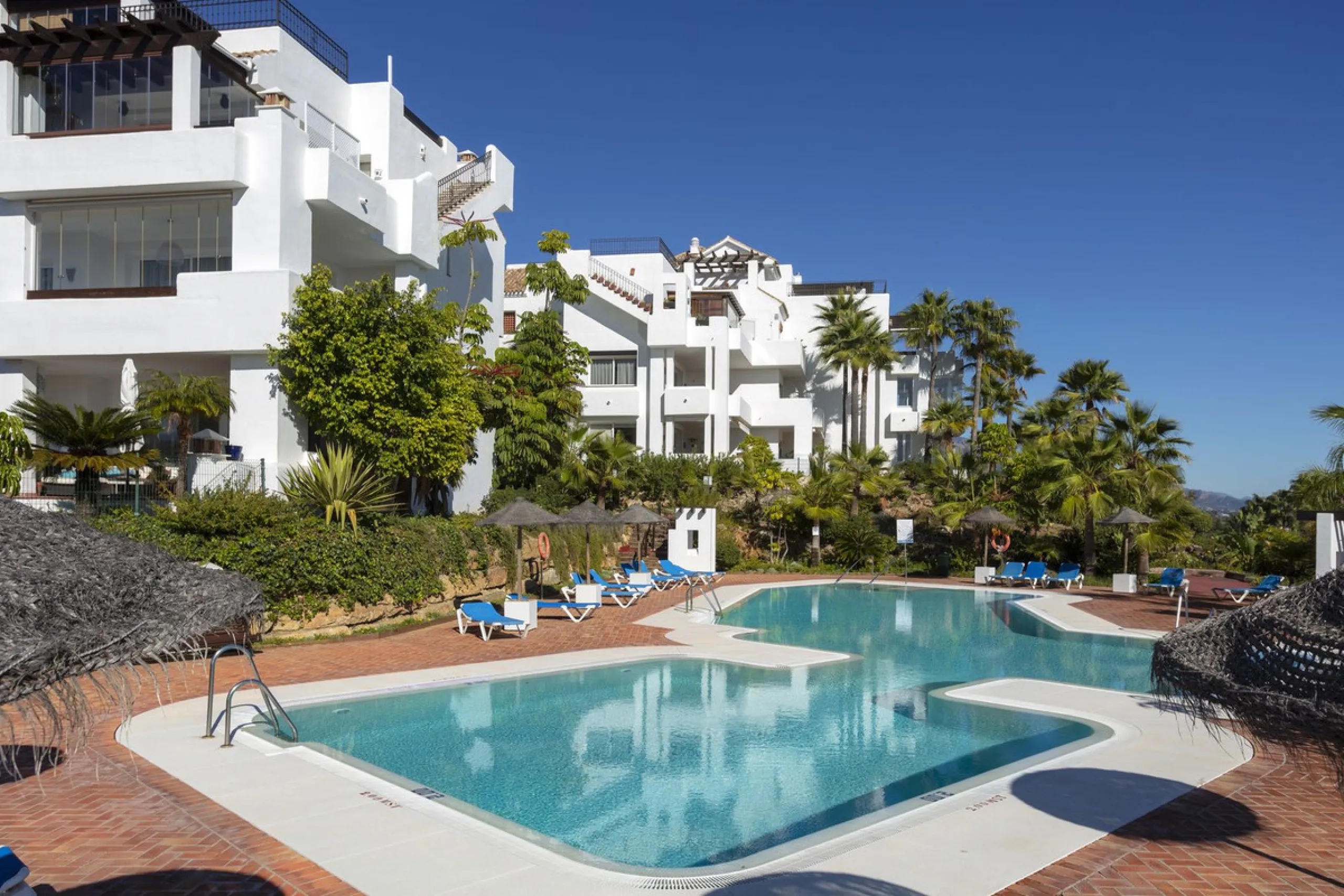 Beautiful duplex penthouse located in Atalaya which commands stunning panoramic views of the Mediterranean & La Concha mountain.