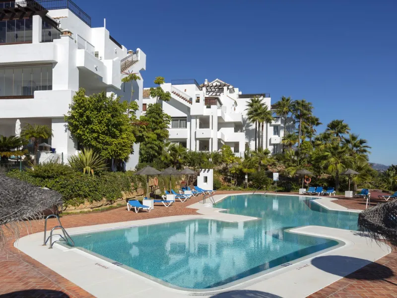 Beautiful duplex penthouse located in Atalaya which commands stunning panoramic views of the Mediterranean & La Concha mountain.
