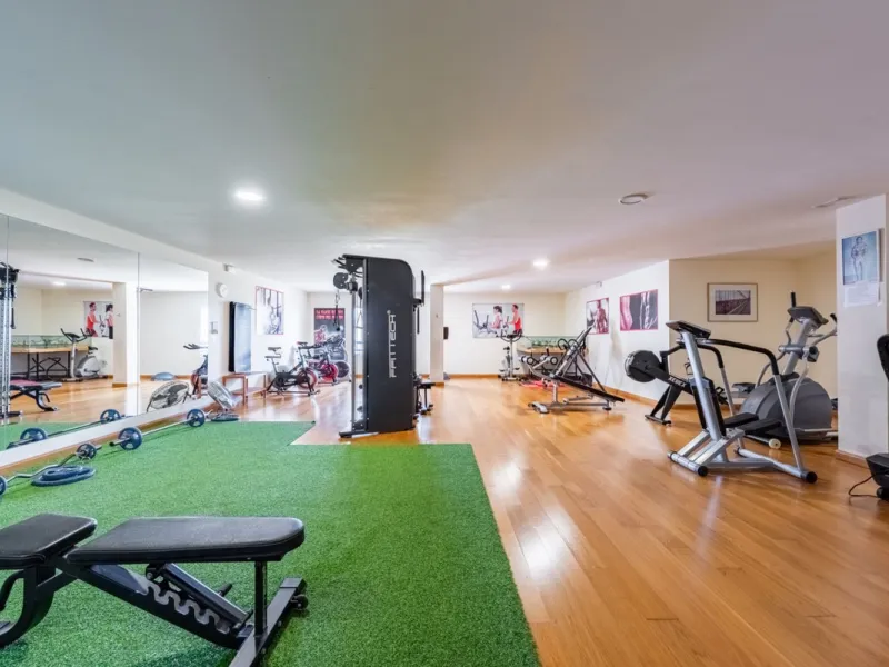 Beautiful duplex penthouse located in Atalaya which commands stunning panoramic views of the Mediterranean & La Concha mountain.