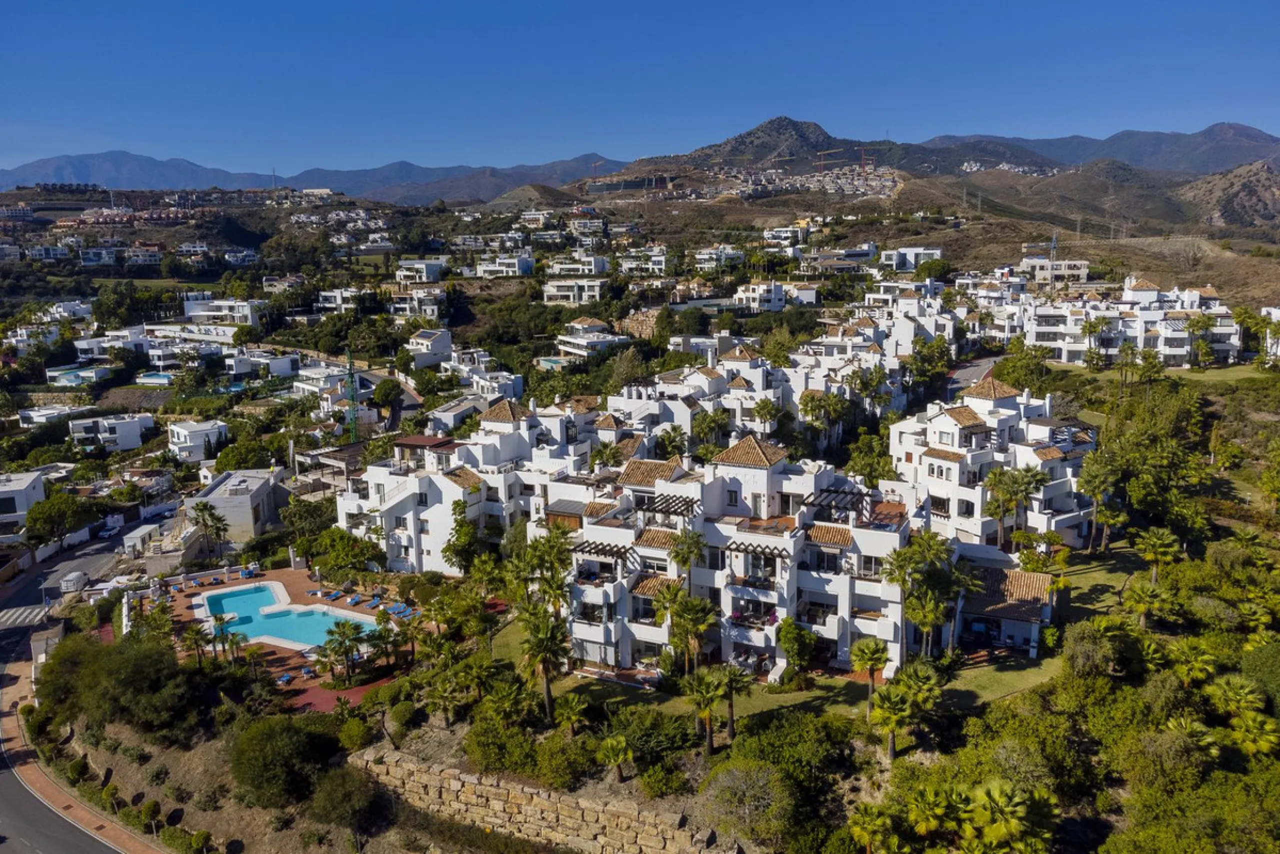 Beautiful duplex penthouse located in Atalaya which commands stunning panoramic views of the Mediterranean & La Concha mountain.