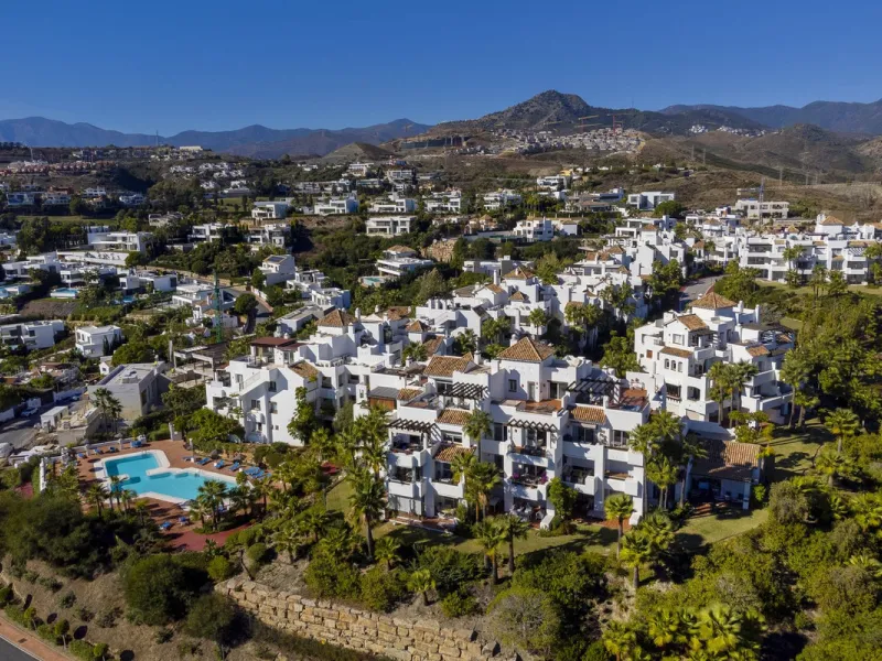 Beautiful duplex penthouse located in Atalaya which commands stunning panoramic views of the Mediterranean & La Concha mountain.