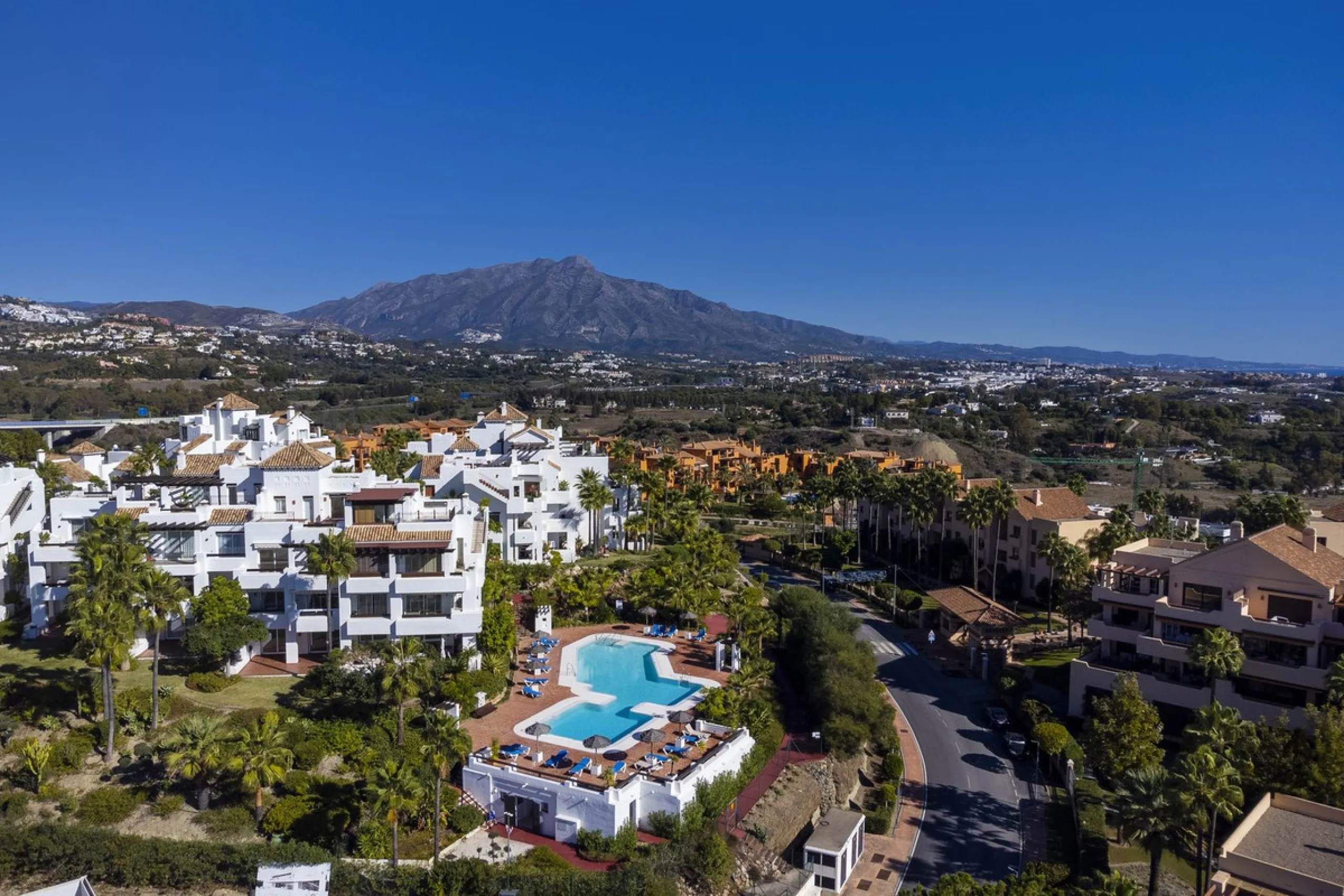 Beautiful duplex penthouse located in Atalaya which commands stunning panoramic views of the Mediterranean & La Concha mountain.