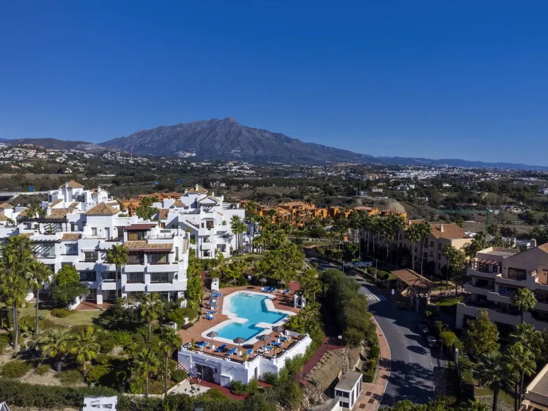 Beautiful duplex penthouse located in Atalaya which commands stunning panoramic views of the Mediterranean & La Concha mountain.