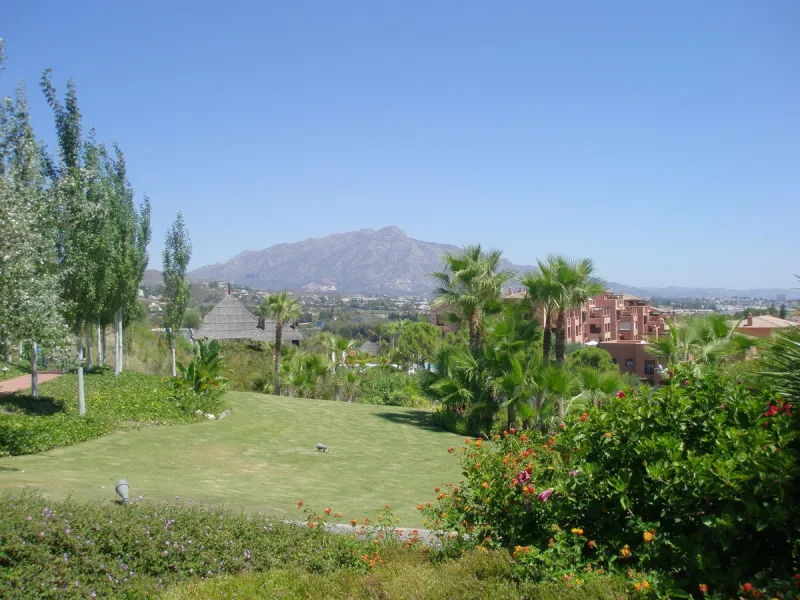 Beautiful duplex penthouse located in Atalaya which commands stunning panoramic views of the Mediterranean & La Concha mountain.
