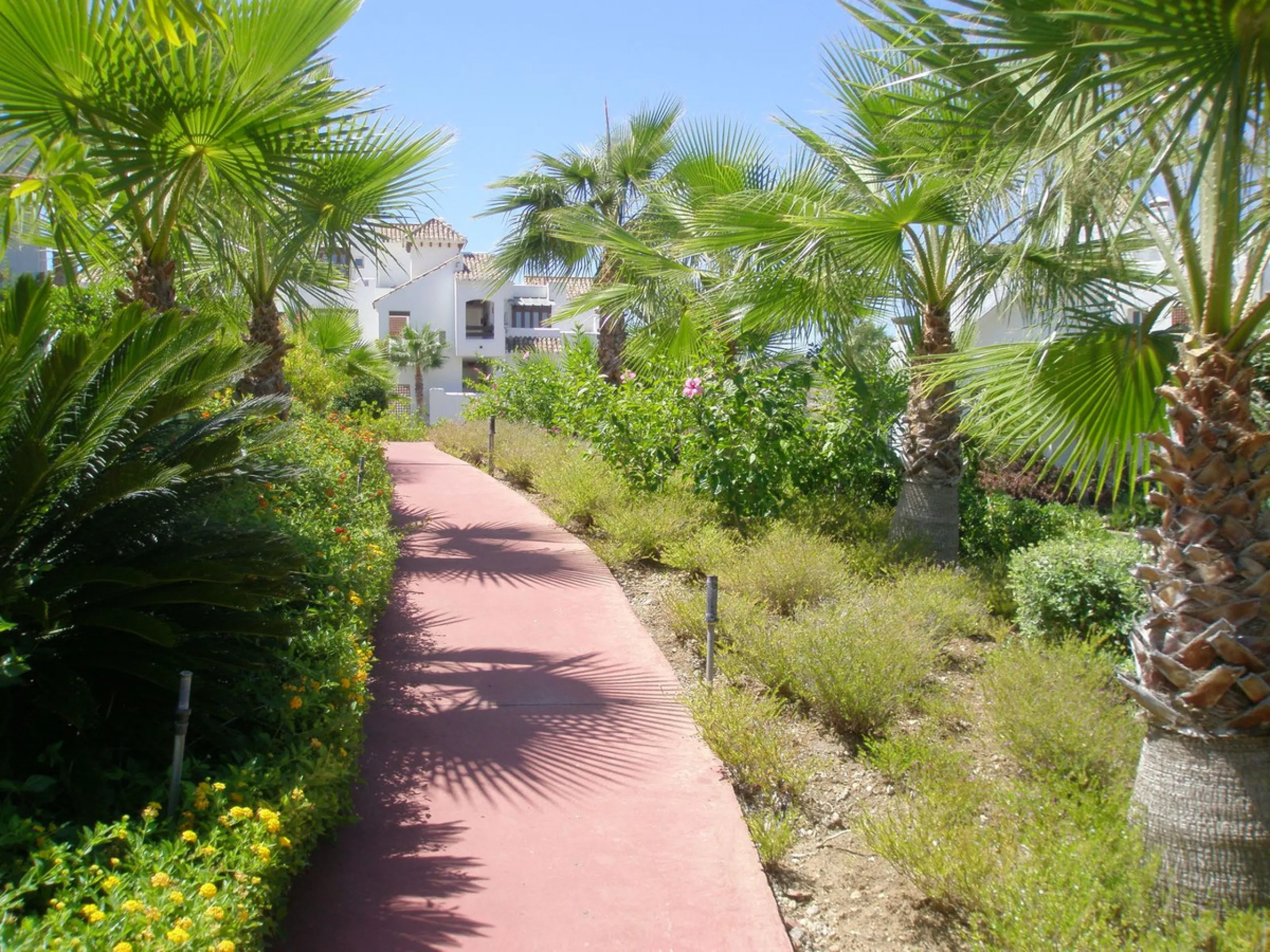 Beautiful duplex penthouse located in Atalaya which commands stunning panoramic views of the Mediterranean & La Concha mountain.