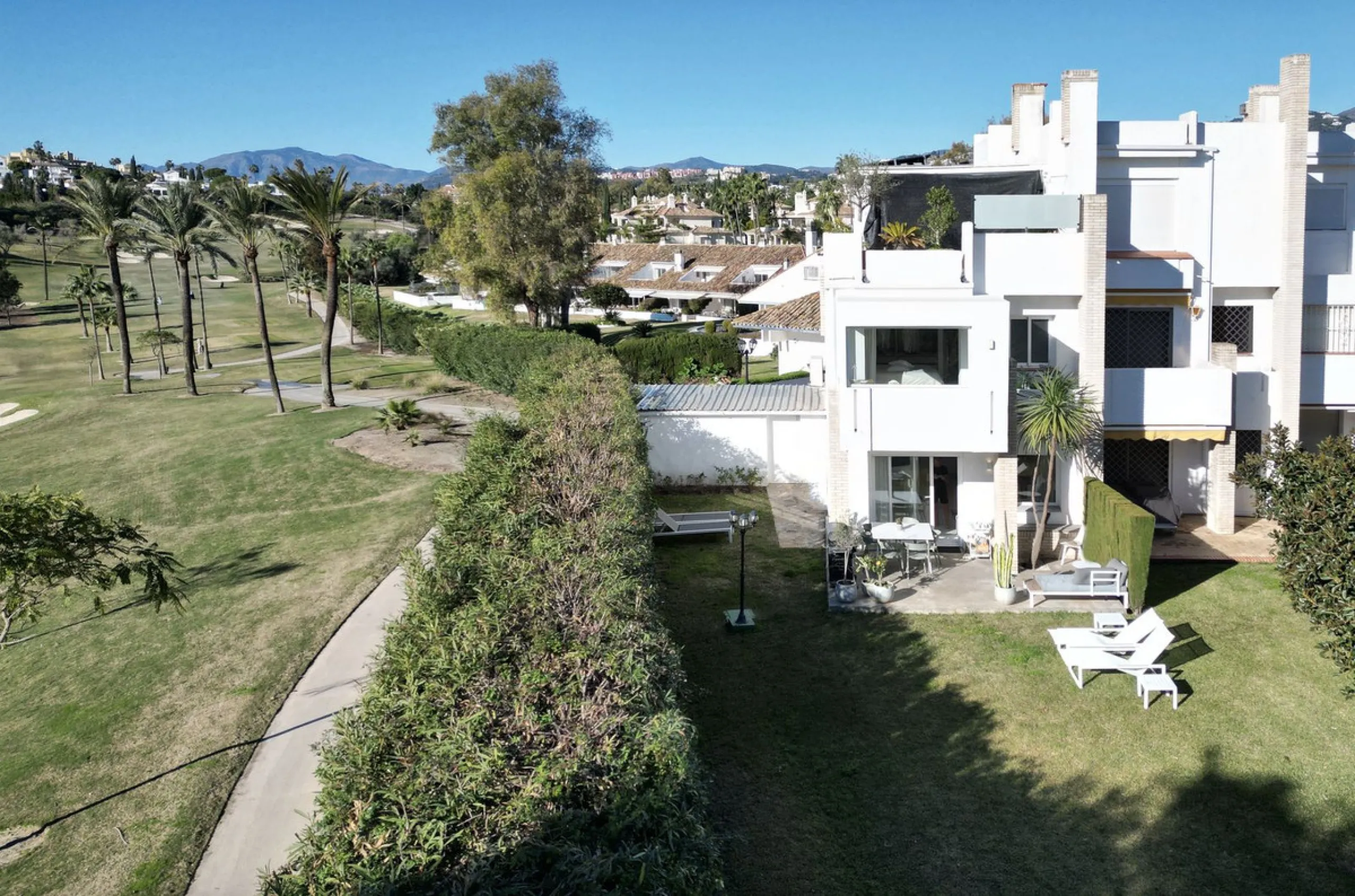 Newly renovated and modern townhouse/duplex apartment located in one of the most sought-after areas of Nueva Andalucía.