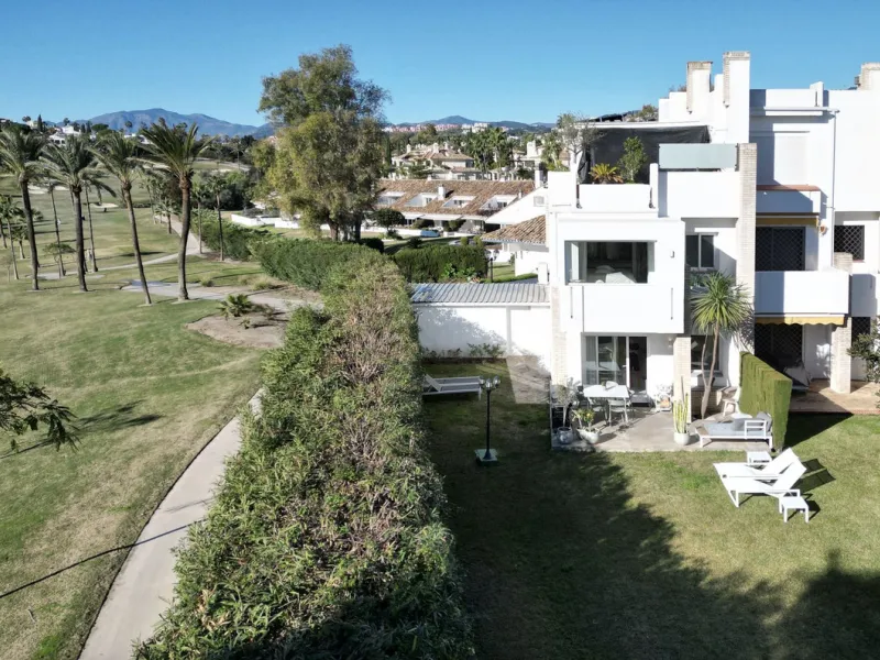 Newly renovated and modern townhouse/duplex apartment located in one of the most sought-after areas of Nueva Andalucía.