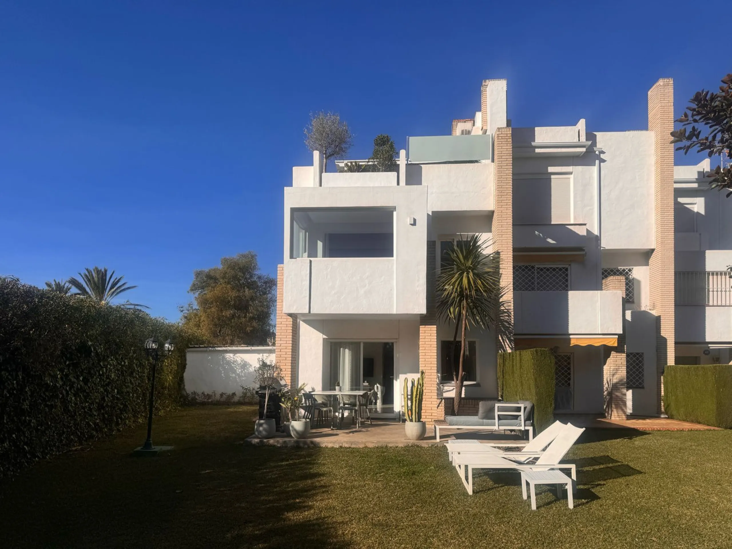 Newly renovated and modern townhouse/duplex apartment located in one of the most sought-after areas of Nueva Andalucía.