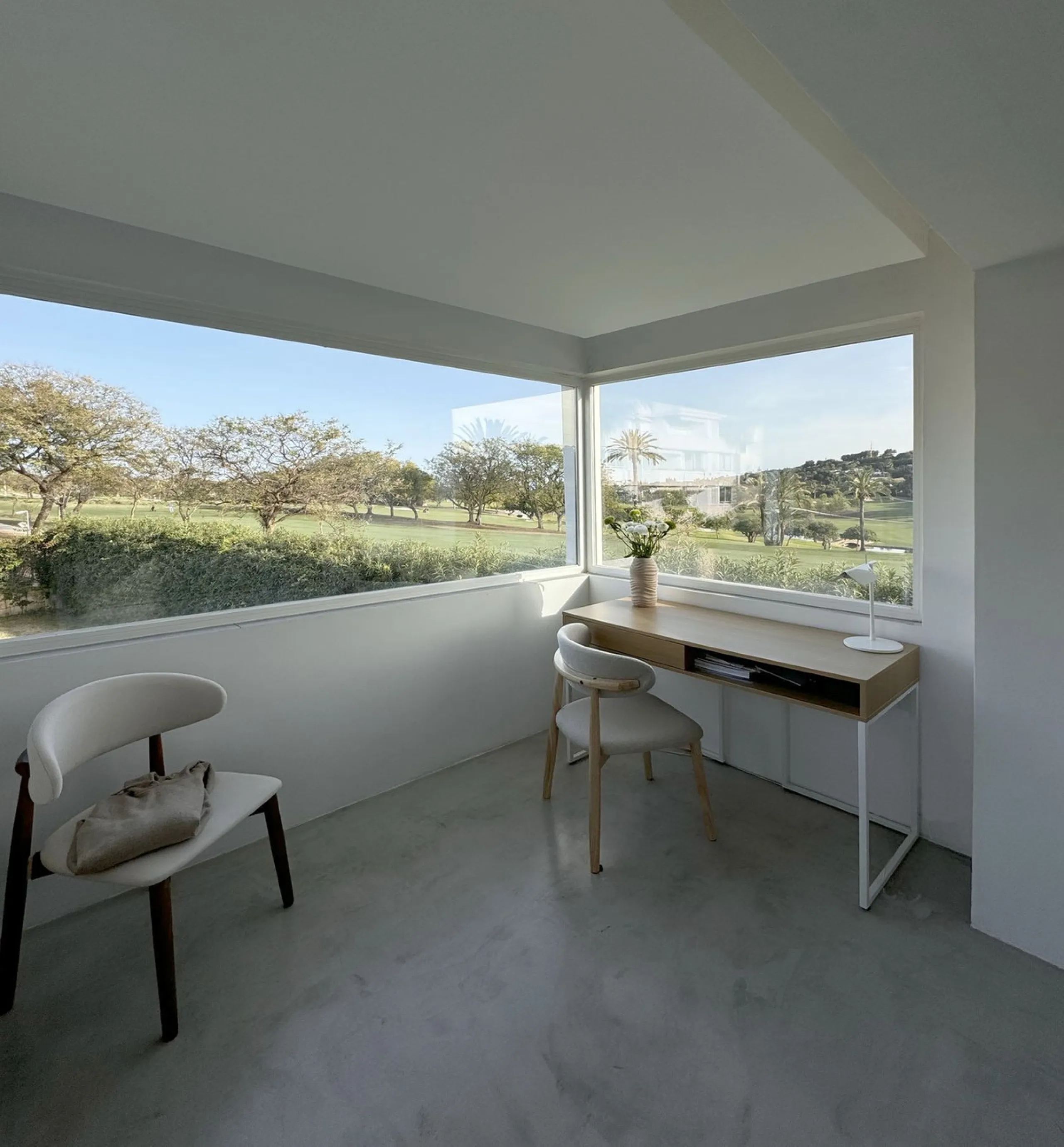 Newly renovated and modern townhouse/duplex apartment located in one of the most sought-after areas of Nueva Andalucía.