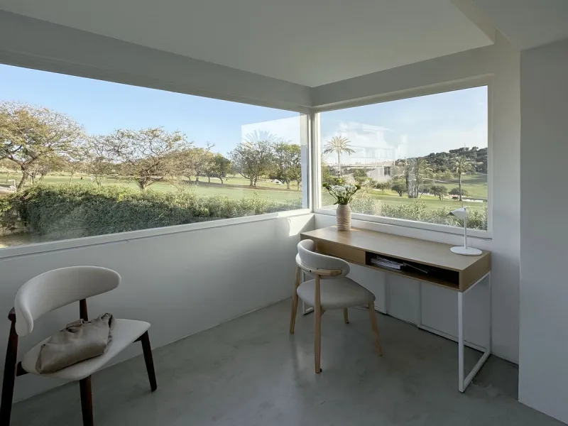 Newly renovated and modern townhouse/duplex apartment located in one of the most sought-after areas of Nueva Andalucía.