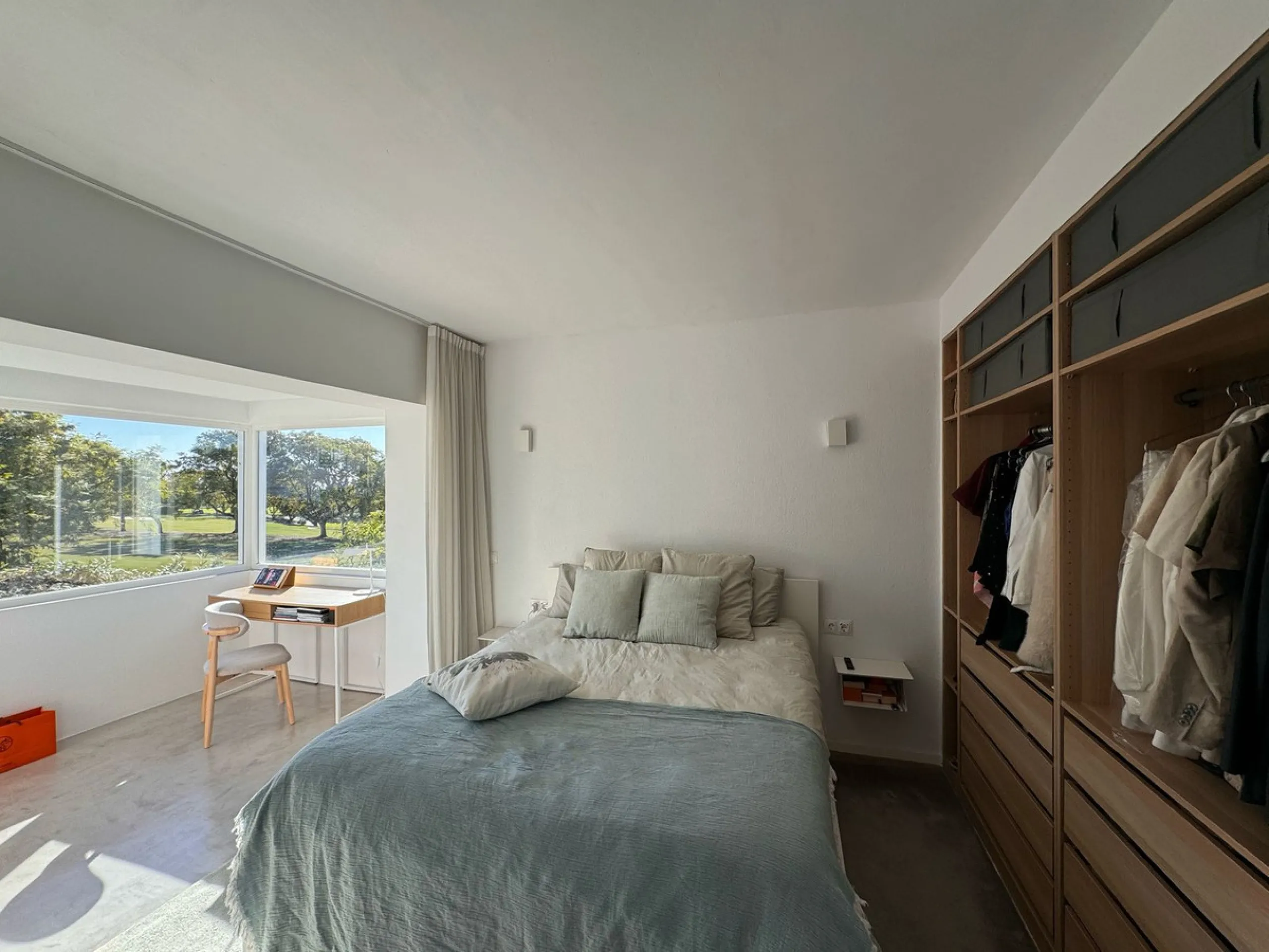 Newly renovated and modern townhouse/duplex apartment located in one of the most sought-after areas of Nueva Andalucía.