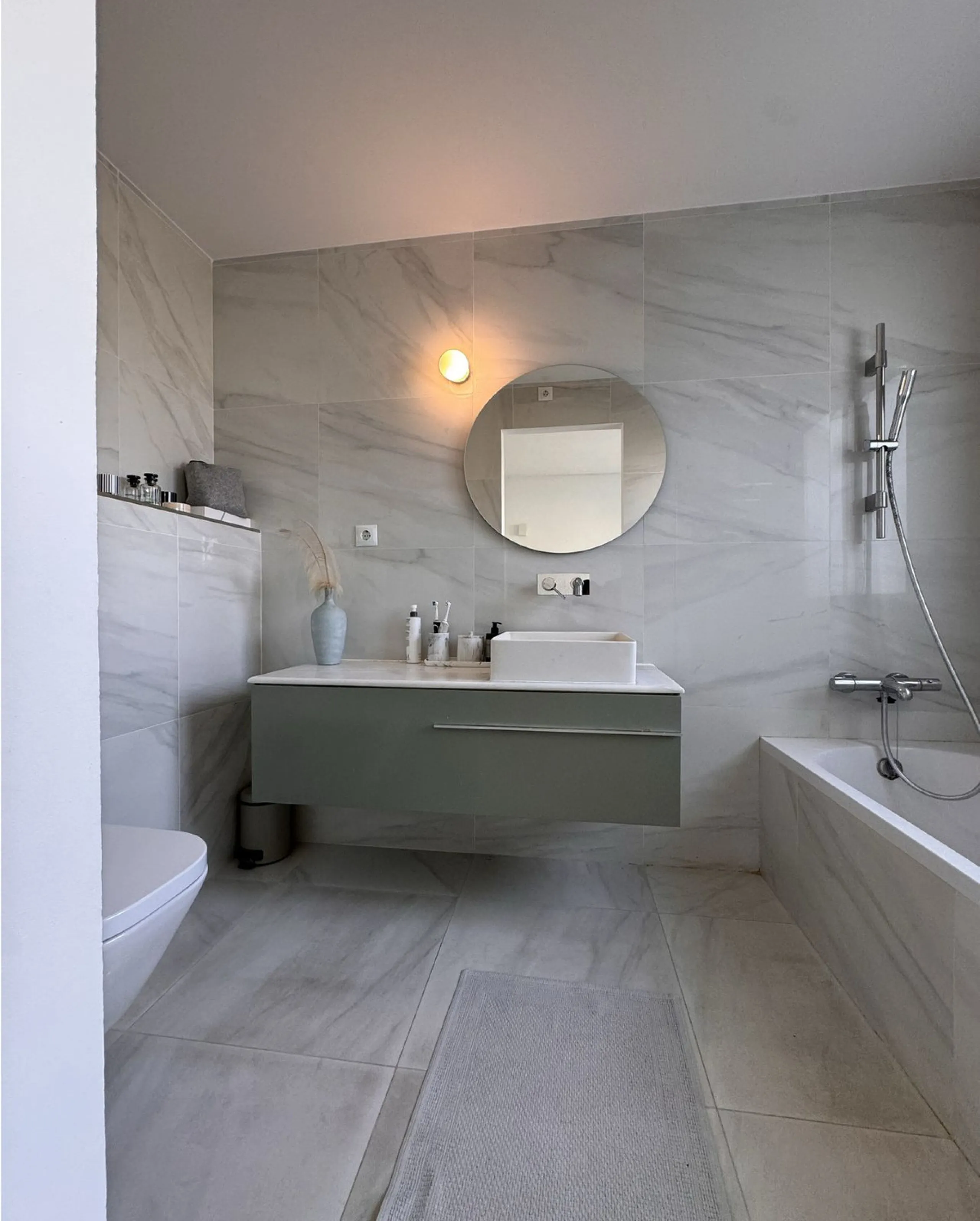 Newly renovated and modern townhouse/duplex apartment located in one of the most sought-after areas of Nueva Andalucía.