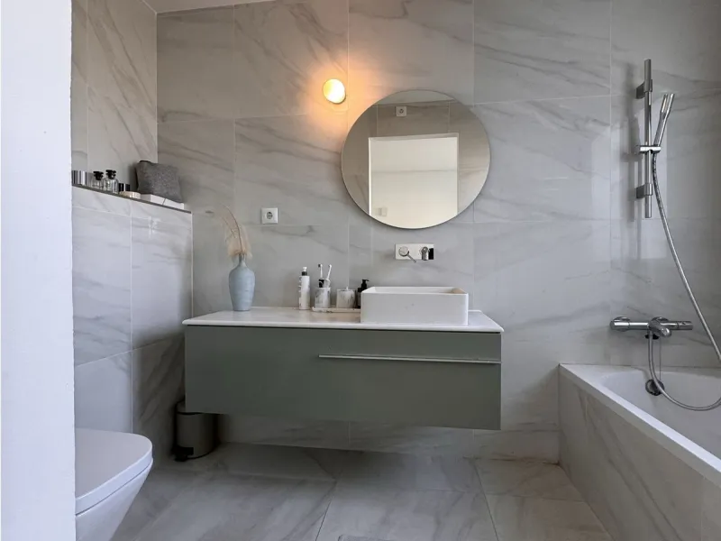 Newly renovated and modern townhouse/duplex apartment located in one of the most sought-after areas of Nueva Andalucía.