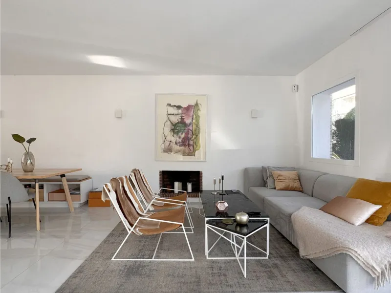 Newly renovated and modern townhouse/duplex apartment located in one of the most sought-after areas of Nueva Andalucía.