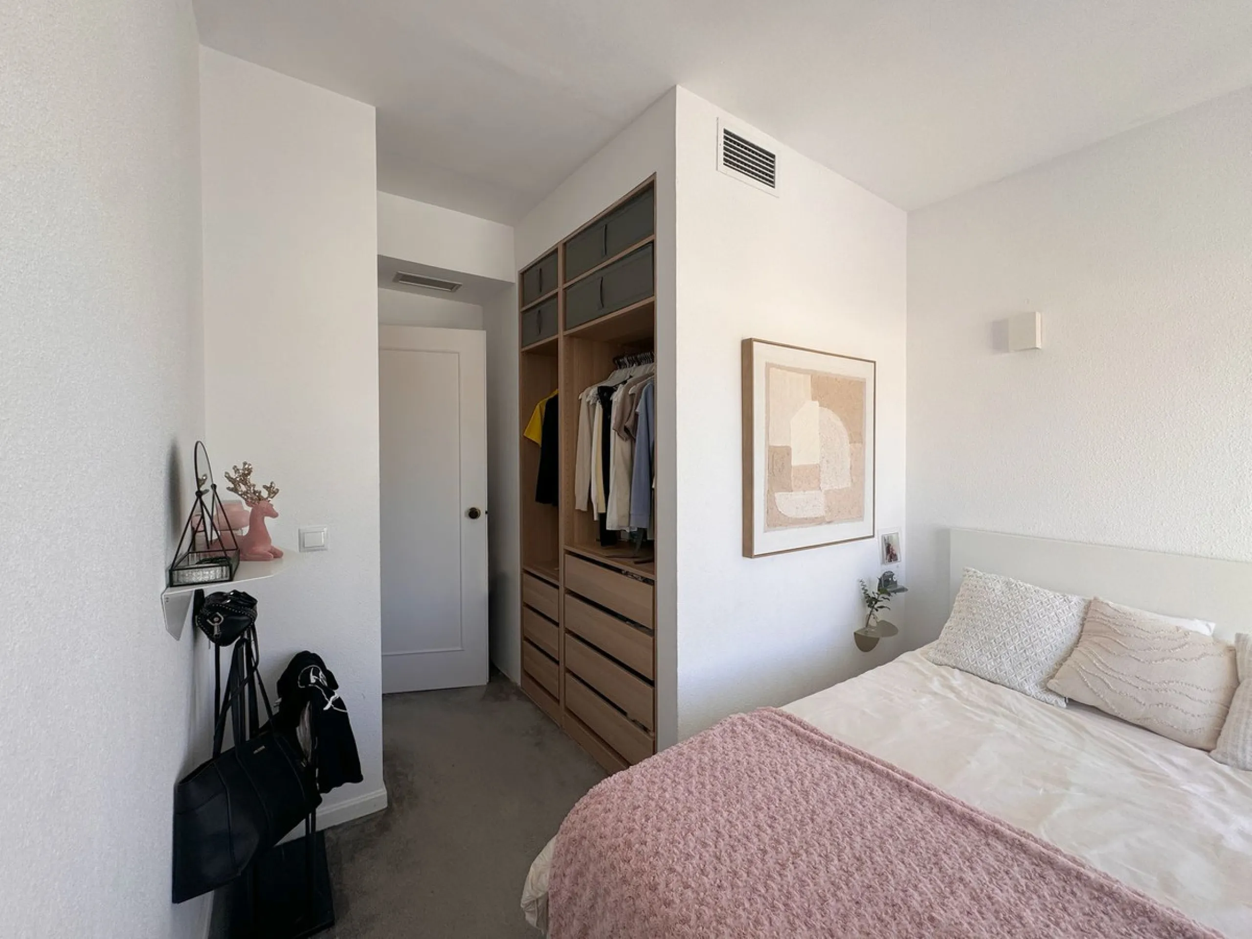Newly renovated and modern townhouse/duplex apartment located in one of the most sought-after areas of Nueva Andalucía.