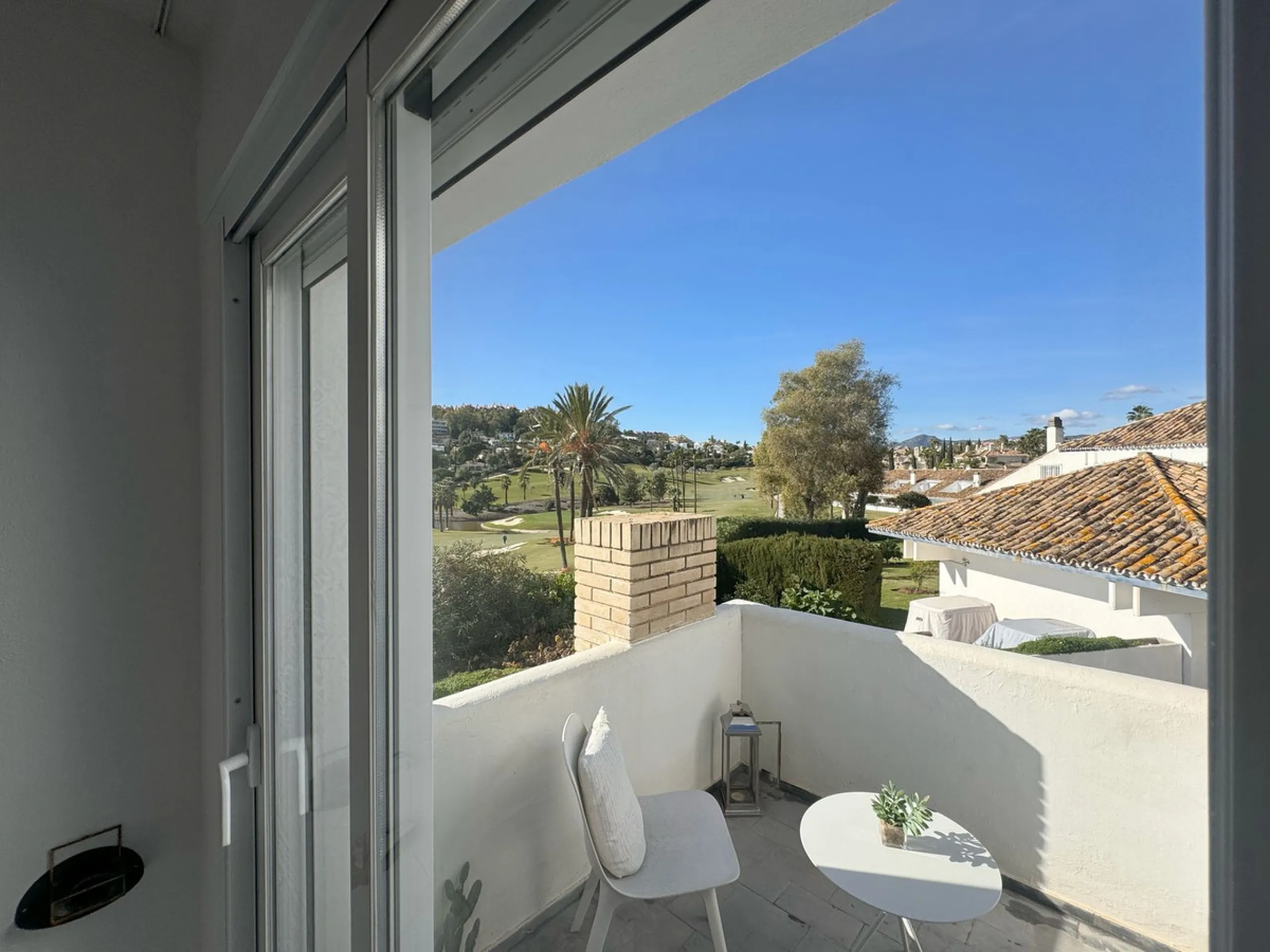 Newly renovated and modern townhouse/duplex apartment located in one of the most sought-after areas of Nueva Andalucía.