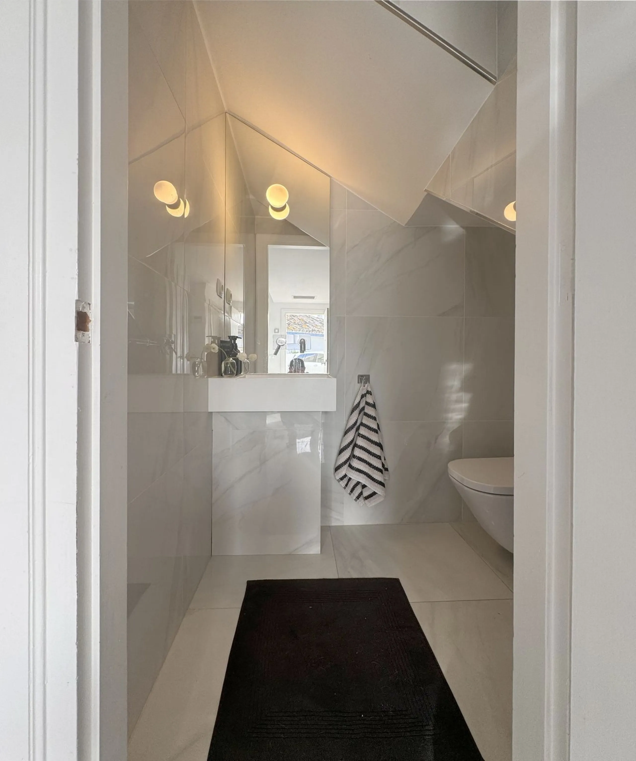 Newly renovated and modern townhouse/duplex apartment located in one of the most sought-after areas of Nueva Andalucía.