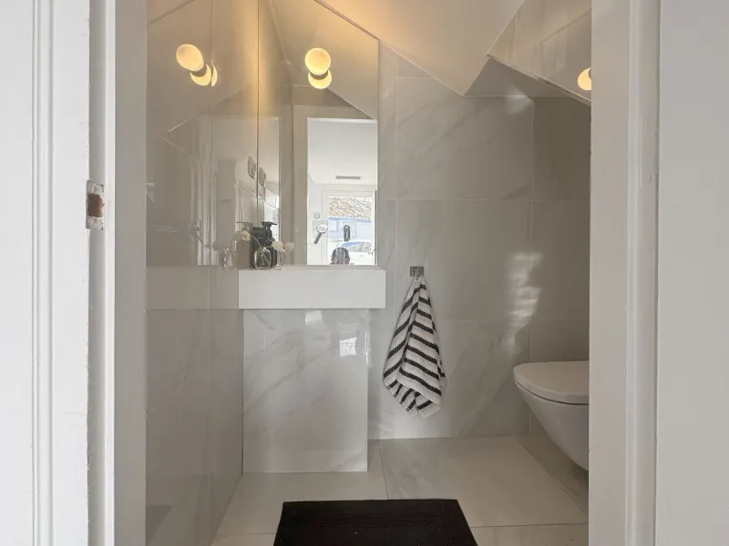Newly renovated and modern townhouse/duplex apartment located in one of the most sought-after areas of Nueva Andalucía.