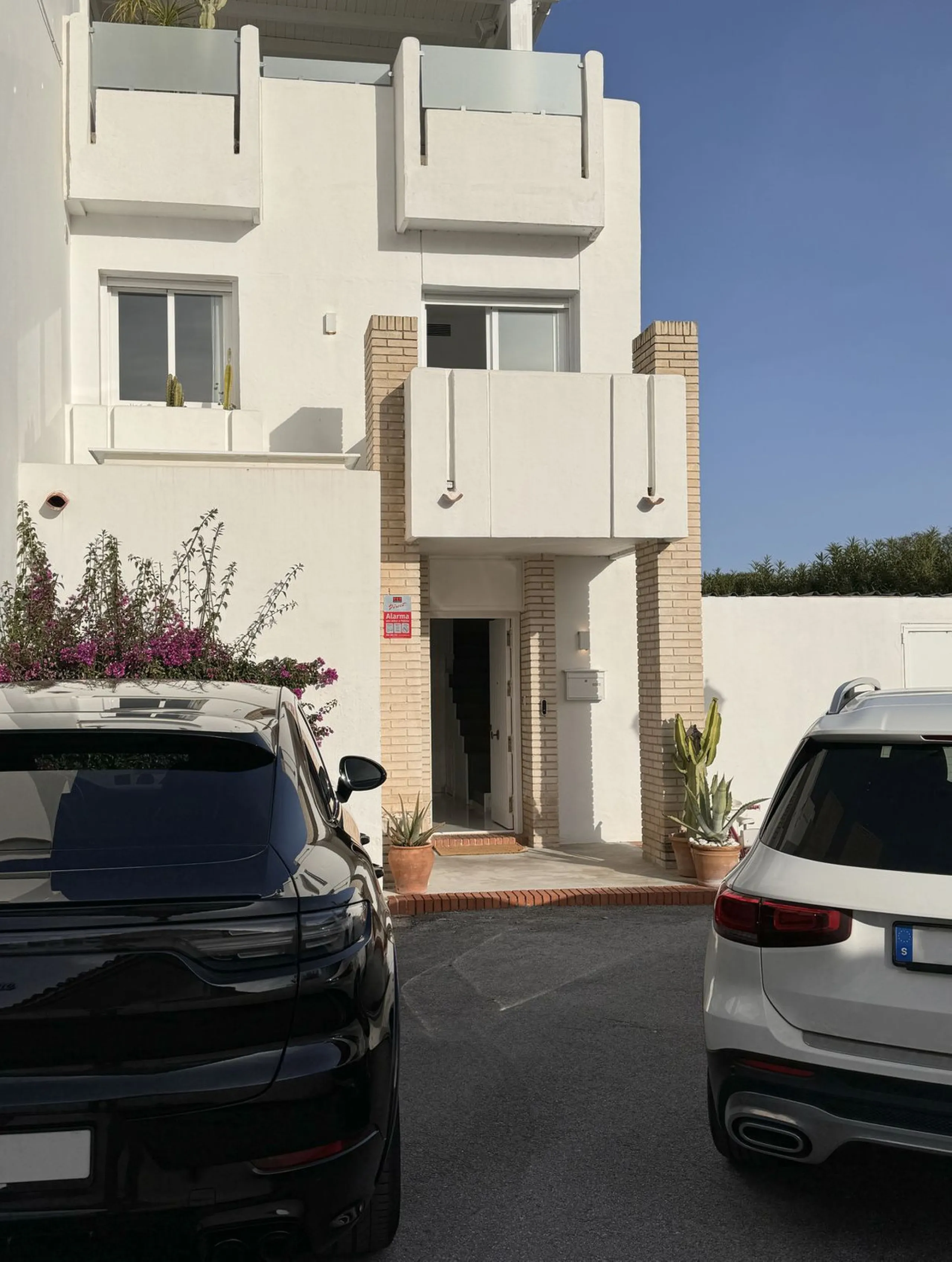 Newly renovated and modern townhouse/duplex apartment located in one of the most sought-after areas of Nueva Andalucía.