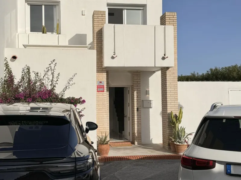Newly renovated and modern townhouse/duplex apartment located in one of the most sought-after areas of Nueva Andalucía.