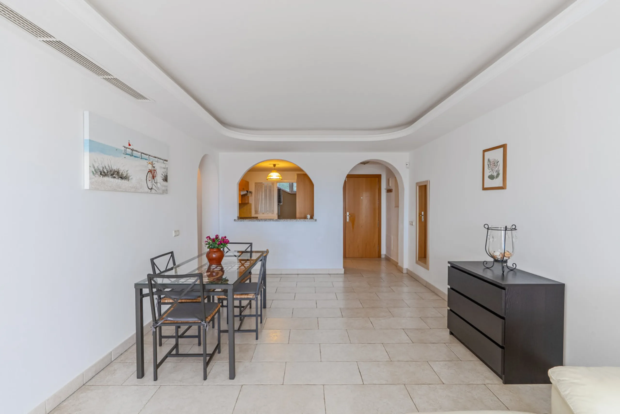 Apartment - Middle Floor Apartment в продаже в Benahavís, Málaga. В доме 2 спален и 2 ванных комнат. Площадь дома 116 м². Площадь участка 15 м²
