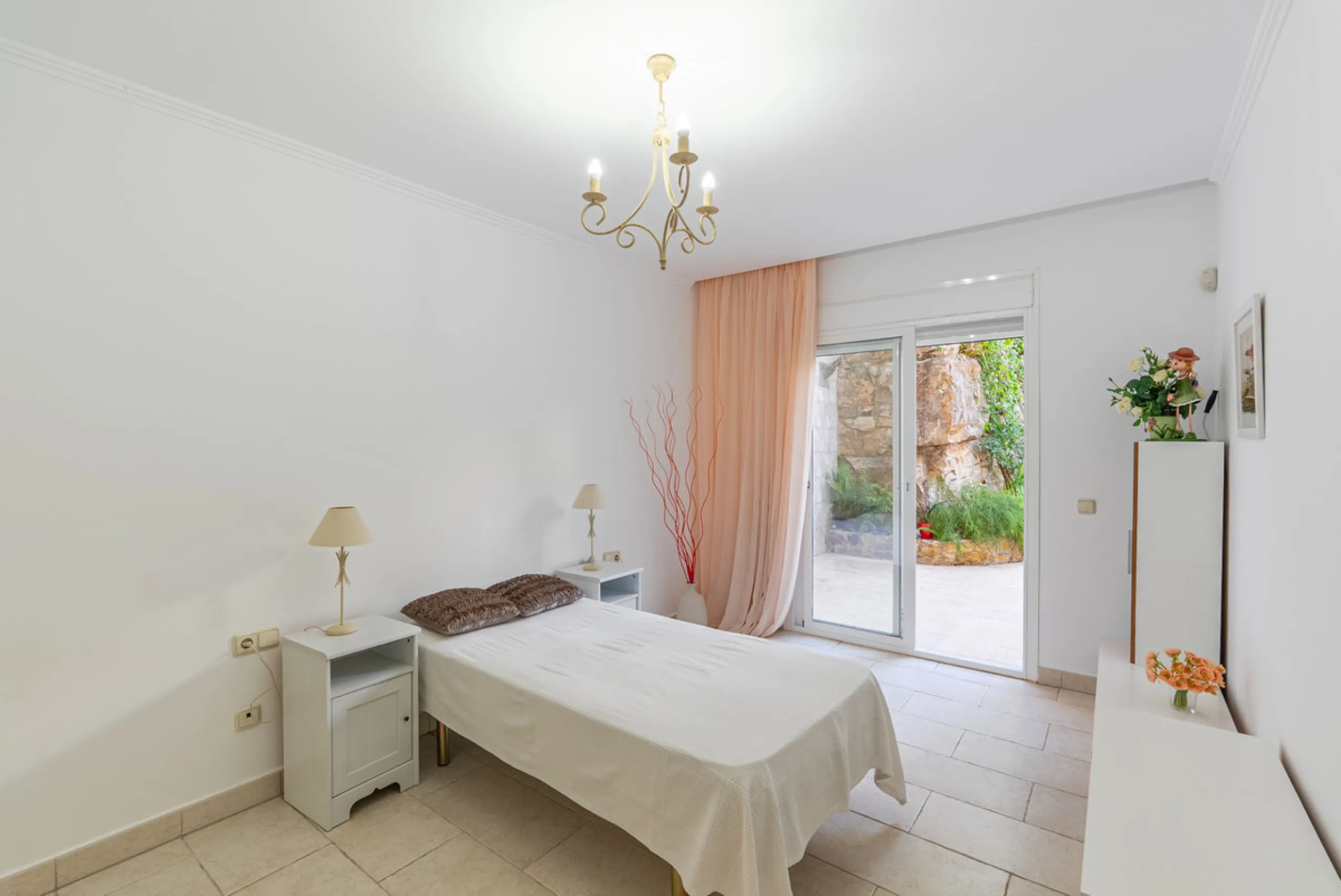 Apartment - Middle Floor Apartment в продаже в Benahavís, Málaga. В доме 2 спален и 2 ванных комнат. Площадь дома 116 м². Площадь участка 15 м²