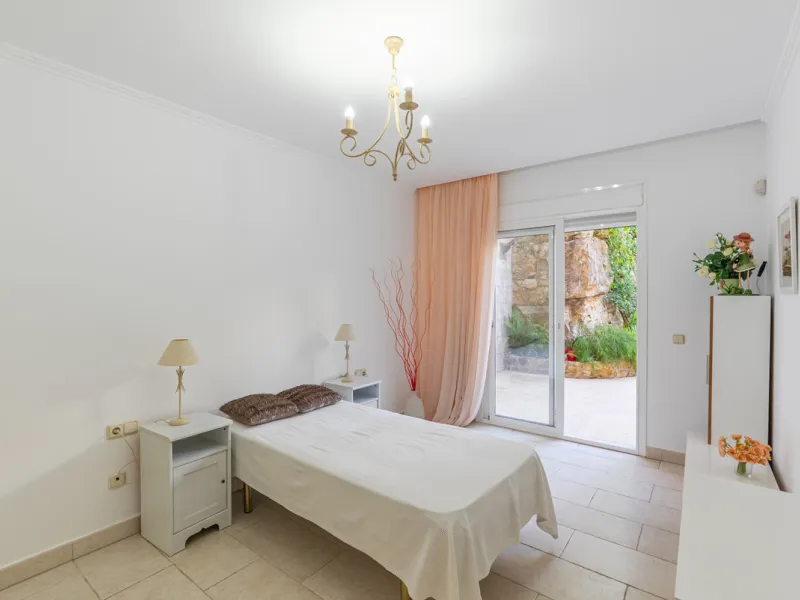 Apartment - Middle Floor Apartment в продаже в Benahavís, Málaga. В доме 2 спален и 2 ванных комнат. Площадь дома 116 м². Площадь участка 15 м²