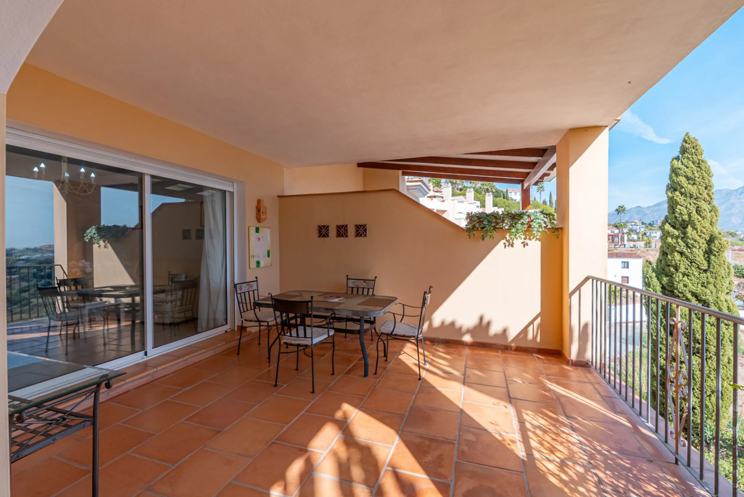 Apartment - Middle Floor Apartment в продаже в Benahavís, Málaga. В доме 2 спален и 2 ванных комнат. Площадь дома 116 м². Площадь участка 15 м²